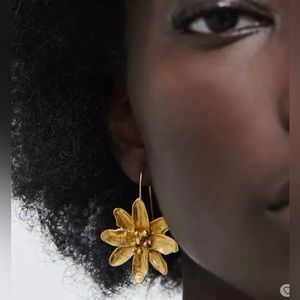 🌸Flower Drop Earrings Gold Tone